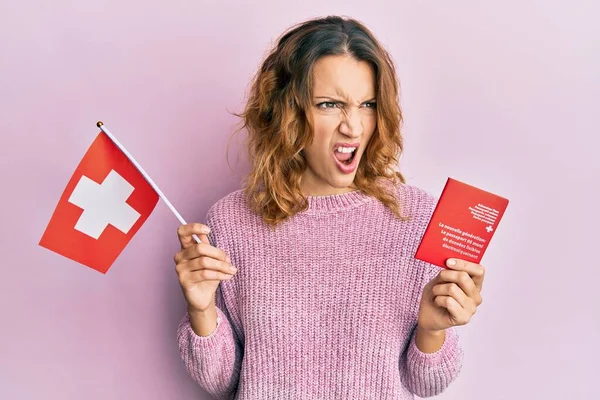 Giovane Donna Caucasica Con Bandiera Svizzera Passaporto Arrabbiato Pazzo Urlando — Foto Stock