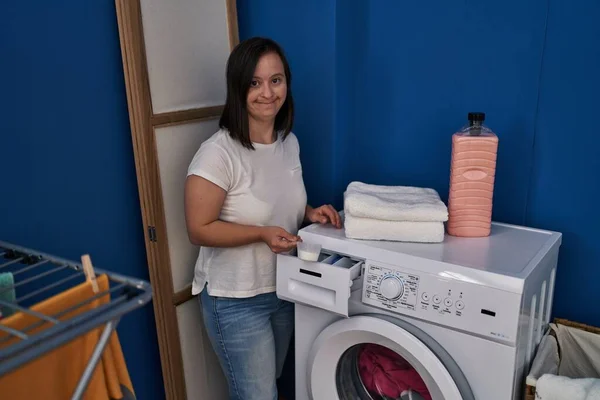 Mulher Síndrome Sorrindo Detergente Derramando Confiante Máquina Lavar Roupa Lavanderia — Fotografia de Stock