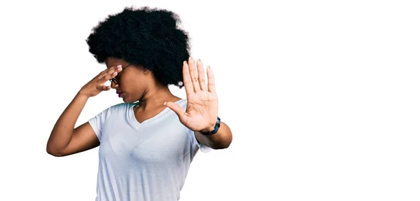 Mujer Afroamericana Joven Que Usa Una Camiseta Blanca Casual Que —  Fotos de Stock
