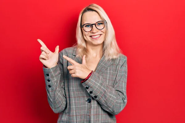 Vacker Kaukasiska Blond Kvinna Bär Business Jacka Och Glasögon Ler — Stockfoto