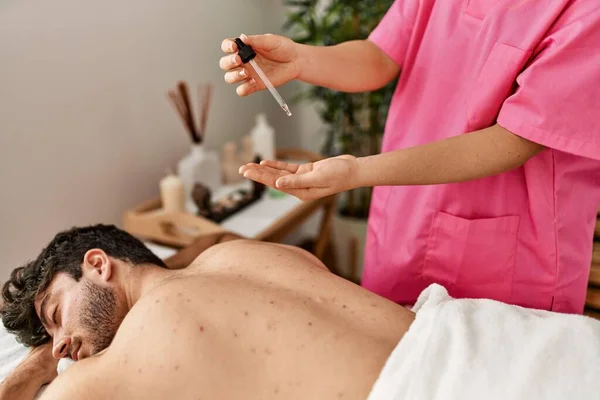 Uomo Reciving Massaggio Alla Schiena Con Olio Centro Bellezza — Foto Stock