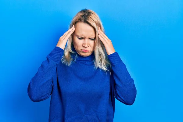 ストレスのため 頭の上に手で亀頭のセーターを着て美しい白人ブロンドの女性 片頭痛 — ストック写真