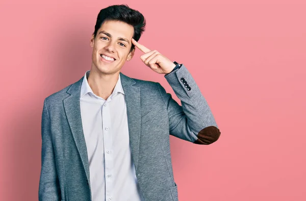 Joven Hombre Hispano Usando Ropa Negocios Sonriendo Señalando Cabeza Con — Foto de Stock