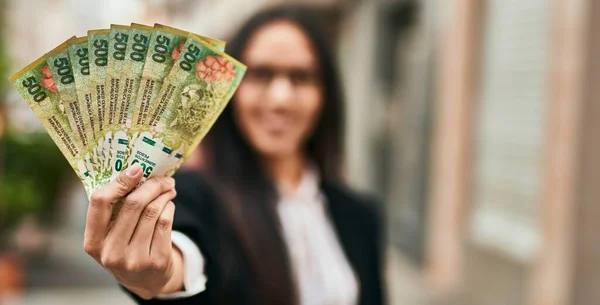 Młoda Latynoska Bizneswoman Trzymająca Mieście Banknoty Argentyny Pesos — Zdjęcie stockowe