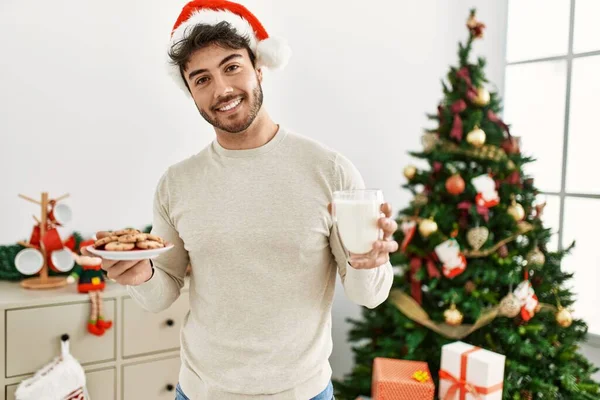 Jeune Homme Hispanique Portant Chapeau Noël Tenant Des Cookies Lait — Photo