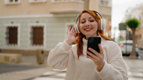 Jonge Roodharige Vrouw Glimlachen Zelfverzekerd Luisteren Naar Muziek Met Behulp — Stockfoto
