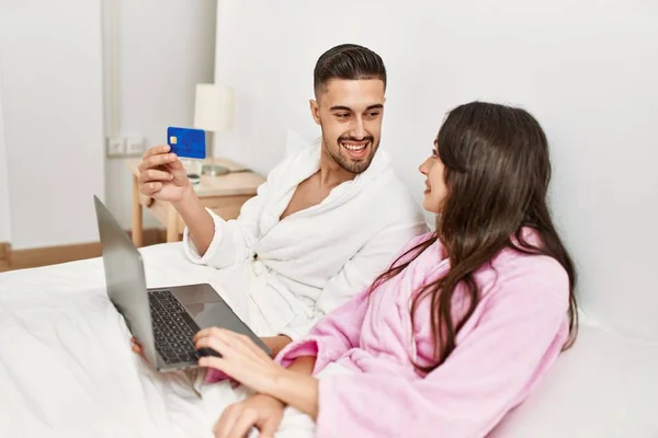 Jovem Casal Hispânico Usando Laptop Cartão Crédito Deitado Cama Casa — Fotografia de Stock