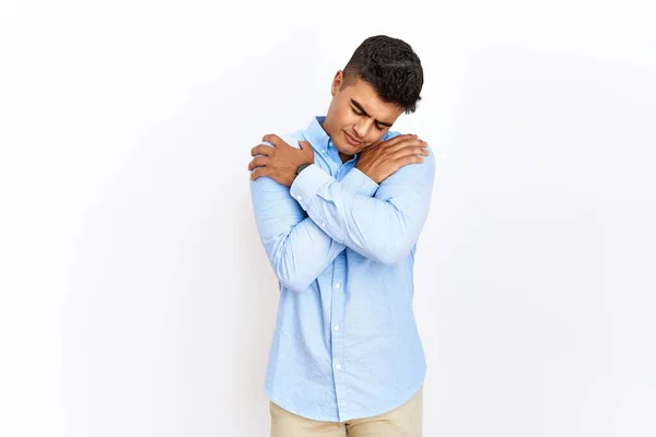 ビジネスシャツを着た若いヒスパニック系の男性は 孤立した背景の上に立って自分自身幸せと肯定的な抱擁 自信を笑顔 自己愛と自己ケア — ストック写真