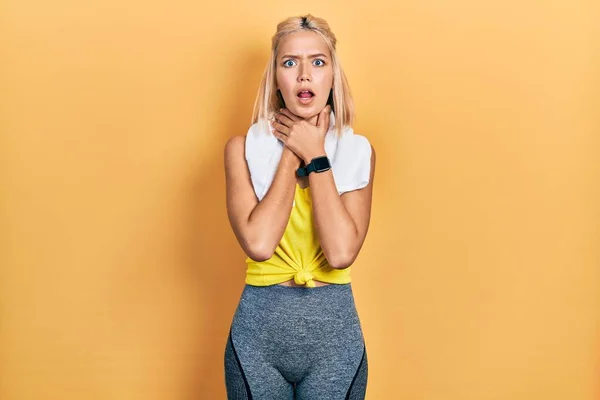 Beautiful Blonde Sports Woman Wearing Workout Outfit Shouting Suffocate Because — Foto de Stock