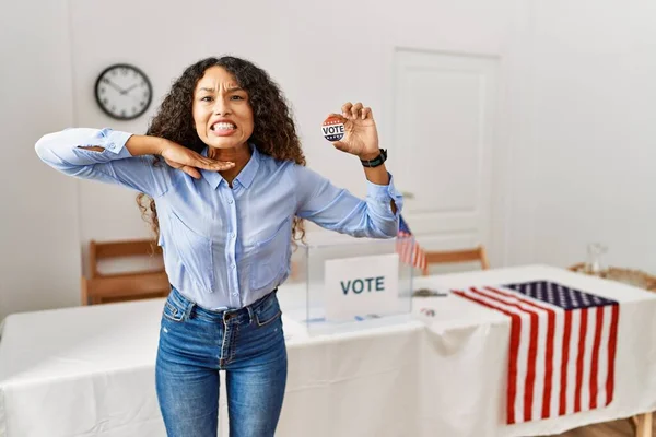 Hermosa Mujer Hispana Espera Campaña Política Mediante Votación Cortando Garganta —  Fotos de Stock