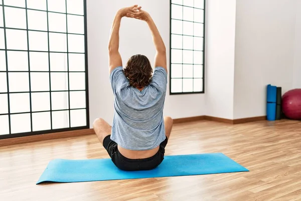 Medioevo Uomo Caucasico Yoga Formazione Presso Centro Sportivo — Foto Stock