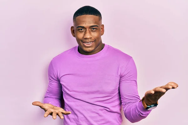 Young Black Man Wearing Casual Pink Sweater Smiling Cheerful Open —  Fotos de Stock
