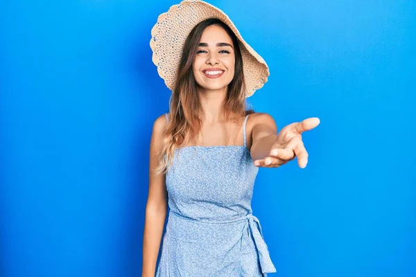 Young Hispanic Girl Wearing Summer Hat Smiling Friendly Offering Handshake — Stockfoto