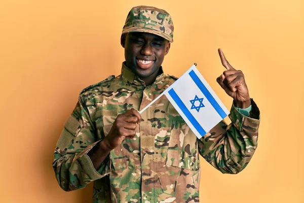 Jovem Afro Americano Vestindo Uniforme Exército Segurando Bandeira Israel Sorrindo — Fotografia de Stock
