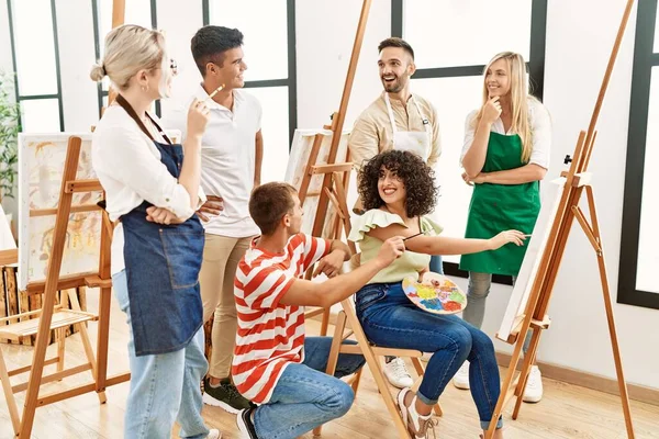 Grupo Personas Sonriendo Feliz Mirando Sorteo Pareja Estudio Arte —  Fotos de Stock