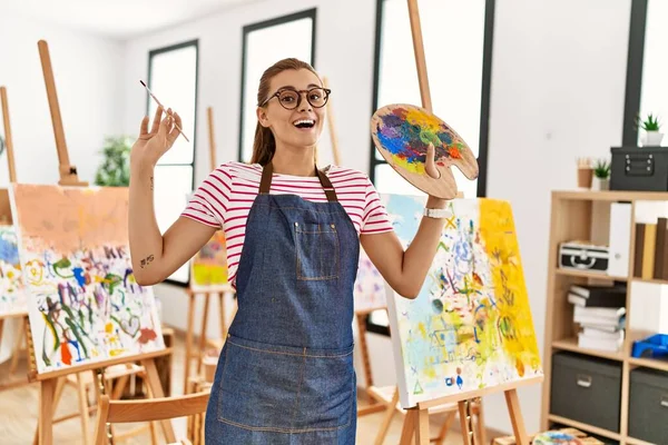 Giovane Donna Sorridente Fiducioso Tenendo Pennello Tavolozza Studio Arte — Foto Stock