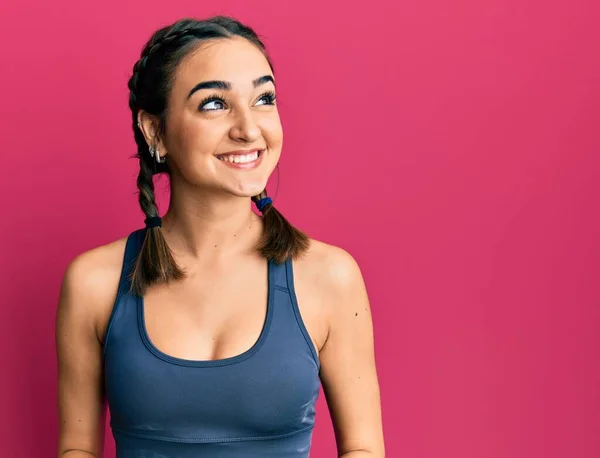 Młoda Brunetka Ubrana Odzież Sportową Warkocze Uśmiechem Twarzy Naturalnym Wyrazem — Zdjęcie stockowe