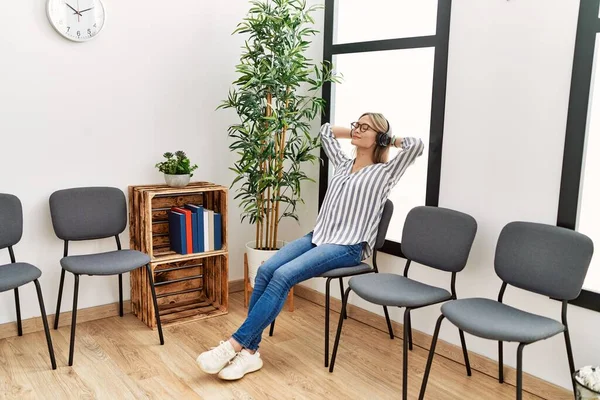 Jonge Chinees Vrouw Luisteren Naar Muziek Zitten Stoel Wachtkamer — Stockfoto