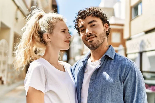 Jovem Belo Casal Namorada Caucasiana Namorado Hispânico Abraçando Amor Livre — Fotografia de Stock