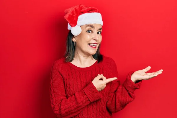 Hispanische Frau Mittleren Alters Mit Weihnachtsmütze Staunt Und Lächelt Die — Stockfoto