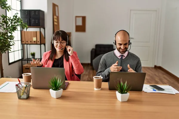 Két Call Center Ügynök Mosolyog Boldog Hogy Videohívás Segítségével Laptop — Stock Fotó