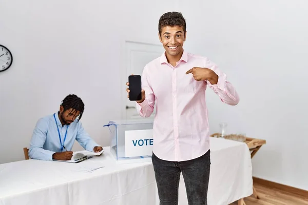 Jovens Hispânicos Eleição Campanha Política Segurando Smartphone Apontando Dedo Para — Fotografia de Stock