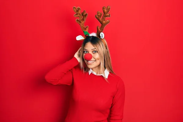 Belle Femme Hispanique Portant Chapeau Noël Cerf Nez Rouge Souriant — Photo