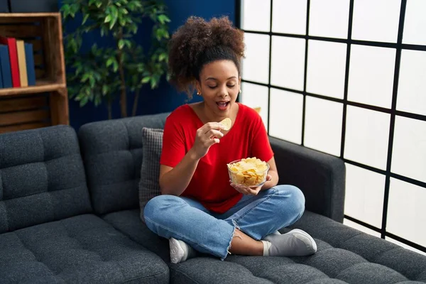 Jovem Afro Americana Comendo Batatas Fritas Sentada Sofá Casa — Fotografia de Stock