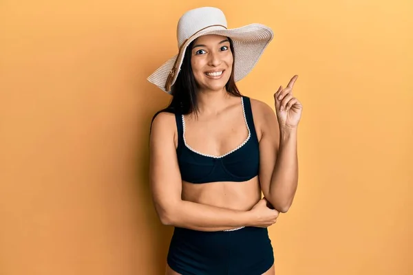 Jeune Femme Latine Portant Bikini Chapeau Été Souriant Heureux Pointant — Photo