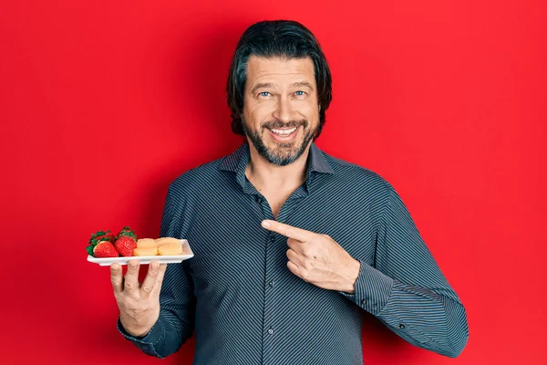 Middelbare Leeftijd Blanke Man Die Vers Gezond Fruit Eet Glimlachend — Stockfoto