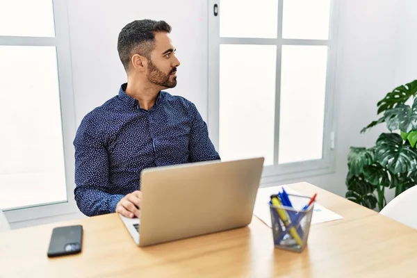 Young Hispanic Man Beard Working Office Laptop Looking Side Relax — Stock Photo, Image