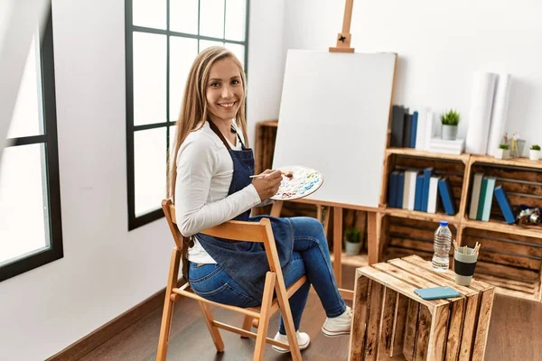 Young Caucasian Woman Smiling Confident Drawing Art Studio — Stock Photo, Image