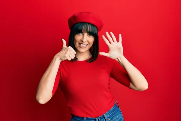 Young Hispanic Woman Wearing French Look Beret Showing Pointing Fingers — Stock Photo, Image