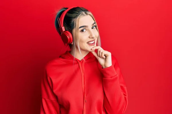 Junges Modernes Mädchen Turnbekleidung Und Mit Kopfhörern Die Selbstbewusst Die — Stockfoto