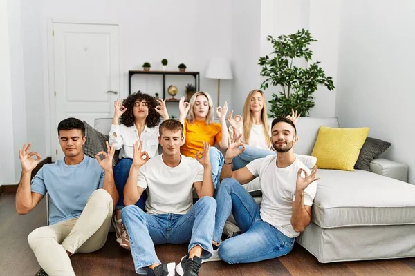Eine Gruppe Von Menschen Die Hause Auf Dem Sofa Und — Stockfoto