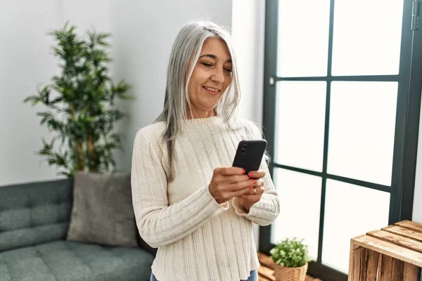 Mulher Cabelos Grisalhos Meia Idade Sorrindo Confiante Usando Smartphone Casa — Fotografia de Stock