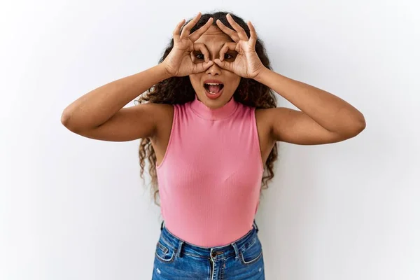 Hermosa Mujer Hispana Pie Sobre Fondo Aislado Haciendo Buen Gesto —  Fotos de Stock