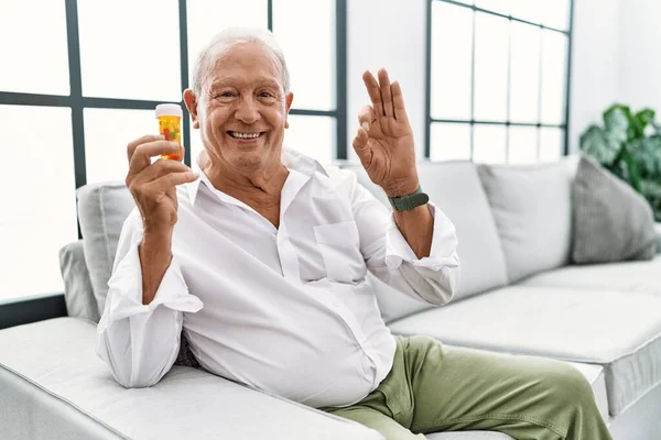 Uomo Anziano Che Tiene Pillole Sorridenti Positivo Facendo Segno Con — Foto Stock