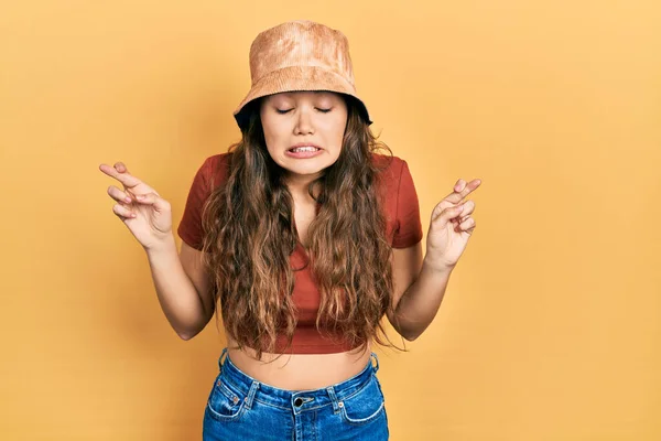 Jong Latijns Amerikaans Meisje Met Casual Kleding Hoed Gekruiste Vinger — Stockfoto