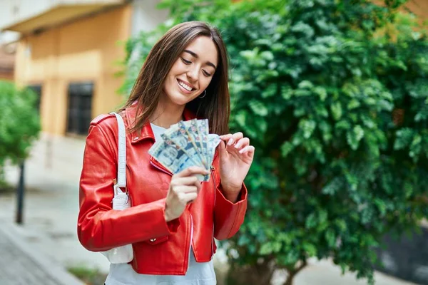 Νεαρή Ισπανίδα Χαμογελαστή Ευτυχισμένη Μετρώντας Χαρτονομίσματα Του Περού Στην Πόλη — Φωτογραφία Αρχείου