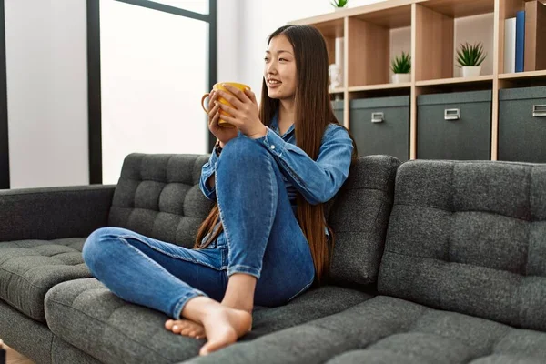 Jovem Chinesa Bebendo Café Sentado Sofá Casa — Fotografia de Stock