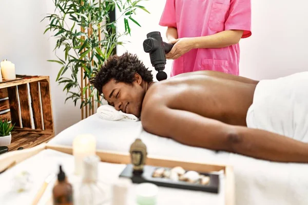 Jeune Homme Afro Américain Ayant Massage Centre Beauté — Photo