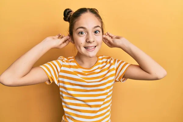 Schöne Brünette Kleine Mädchen Lässig Gestreiftem Shirt Lächelnd Die Ohren — Stockfoto