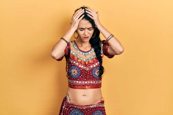 Bindi Bollywood Giysileri Giyen Genç Bir Kadın Baş Ağrısı Stres — Stok fotoğraf