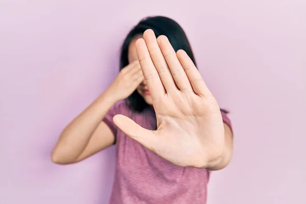 Ung Kinesisk Flicka Bär Casual Kläder Och Glasögon Täcker Ögon — Stockfoto