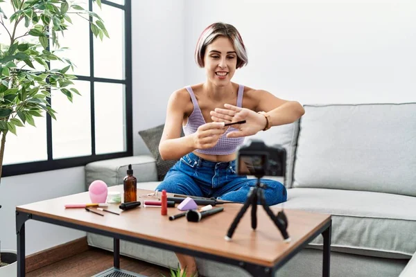 Menina Caucasiana Jovem Fazendo Tutorial Maquiagem Sentado Sofá Casa — Fotografia de Stock