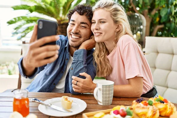 Unga Par Äter Frukost Och Gör Selfie Vid Smartphone Sitter — Stockfoto