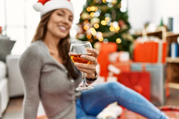 Junge Lateinamerikanische Frau Trinkt Champagner Wenn Sie Hause Weihnachtsbaum Sitzt — Stockfoto