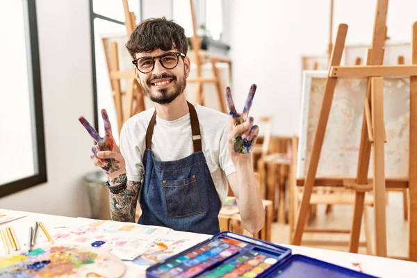 Hispanic Man Beard Art Studio Smiling Looking Camera Showing Fingers — Stock Photo, Image