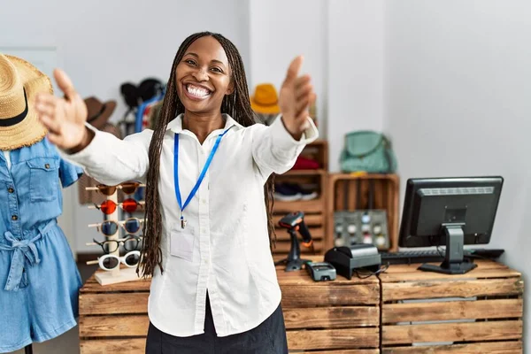 Schwarze Frau Mit Zöpfen Die Als Managerin Einer Einzelhandelsboutique Arbeitet — Stockfoto